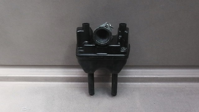 画像の拡大・明るさの変更ができます。 カブ12V AA01-1121の エアークリーナー ボックスの画像1