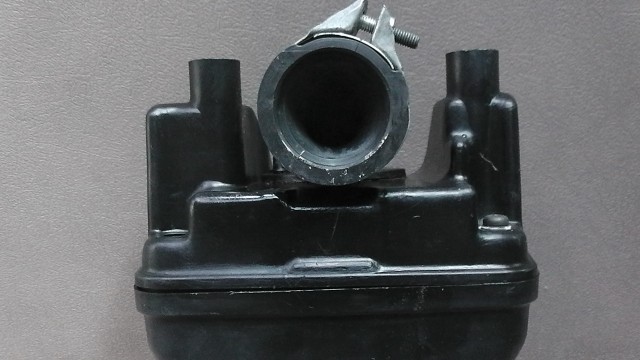 画像の拡大・明るさの変更ができます。 カブ12V AA01-1121の エアークリーナー ボックスの画像2