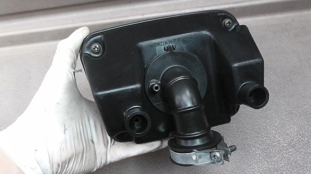 画像の拡大・明るさの変更ができます。 カブ12V AA01-1121の エアークリーナー ボックスの画像3