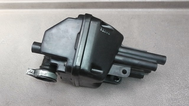 画像の拡大・明るさの変更ができます。 カブ12V AA01-1121の エアークリーナー ボックスの画像4