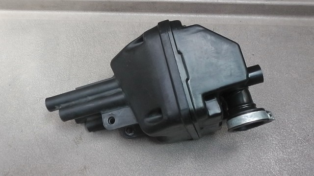 画像の拡大・明るさの変更ができます。 カブ12V AA01-1121の エアークリーナー ボックスの画像5