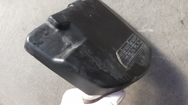 画像の拡大・明るさの変更ができます。 シャリー CF50-3604xxx の バッテリーカバー 汚れの画像3