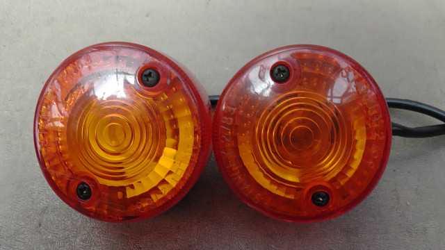 画像の拡大・明るさの変更ができます。 カブ(CUB)90 DX HA02 の フロントウインカーセット キズの画像2