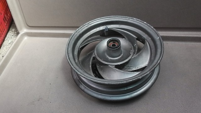 画像の拡大・明るさの変更ができます。 リード90(後期) HF05 の フロントホイールの画像5