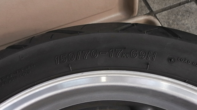 画像の拡大・明るさの変更ができます。 CB750 RC42-1002xxx の リアホイール タイヤの画像3