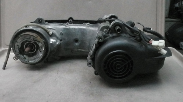 画像の拡大・明るさの変更ができます。 グランドアクシス100 SB01J-111xxx の エンジンの画像3