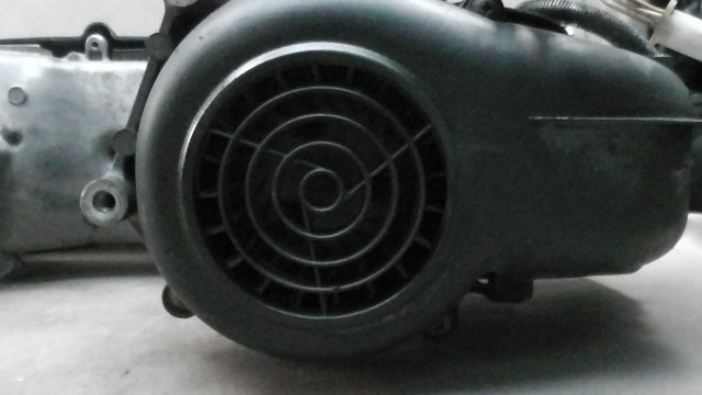 画像の拡大・明るさの変更ができます。 グランドアクシス100 SB01J-111xxx の エンジンの画像4