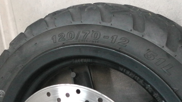 画像の拡大・明るさの変更ができます。 BW’S125 (FI) LPRSE45108Axxx の Fホイール タイヤ付の画像3