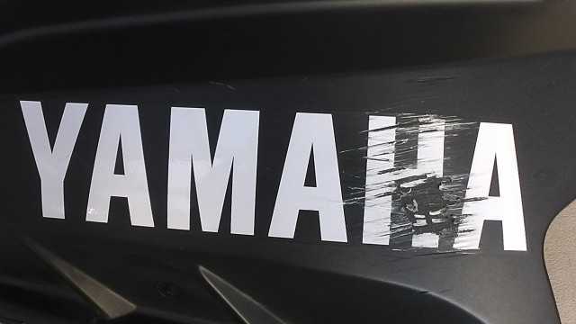 画像の拡大・明るさの変更ができます。 YZF-R125 VG5RE06269A000xxx の アンダーカウル上右 キズの画像2