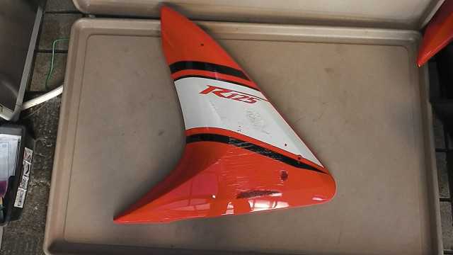 画像の拡大・明るさの変更ができます。 YZF-R125 VG5RE06269A の フロントサイドカウル 左 キズ Pの画像1