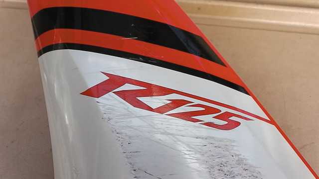 画像の拡大・明るさの変更ができます。 YZF-R125 VG5RE06269A の フロントサイドカウル 左 キズ Pの画像2